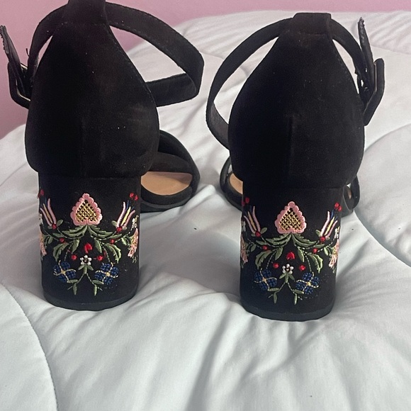 By Claunday Black color Ankle Strap
Block Short Heel Sandals Size 7 1/2 (7.5) - Picture 2 of 5